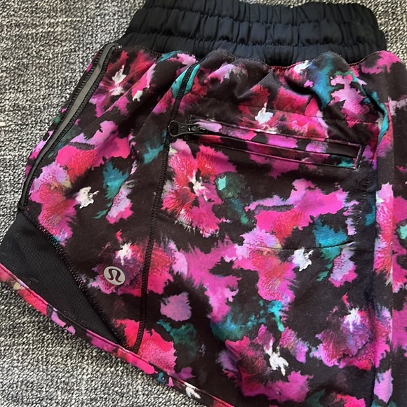 Lululemon shorts size 6 - Picture 2 of 4